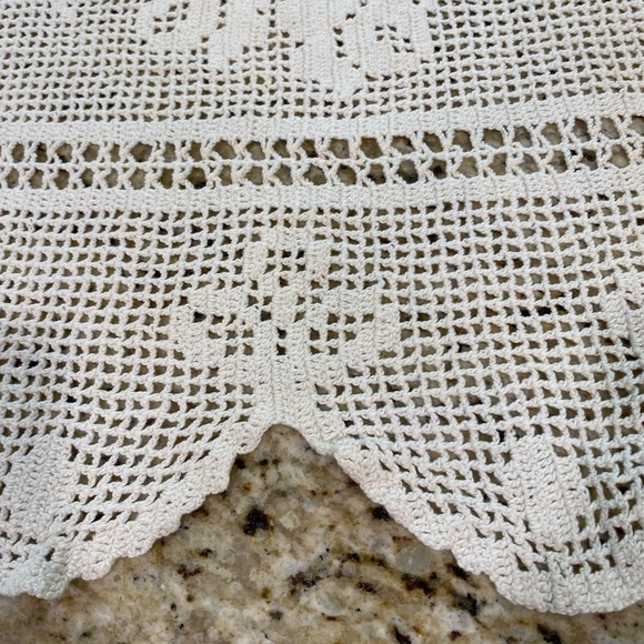 Beautiful Large Crochet Doily Cream Floral Pattern Scalloped Edges - Picture 4 of 12